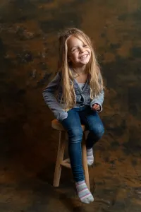 Lachend meisje op de schoolfoto