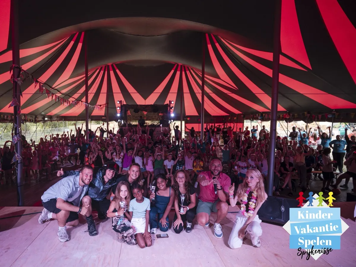Kinderen en presentatoren op het podium van de talentenshow tijdens de Kinder Vakantie Spelen in Spijkenisse