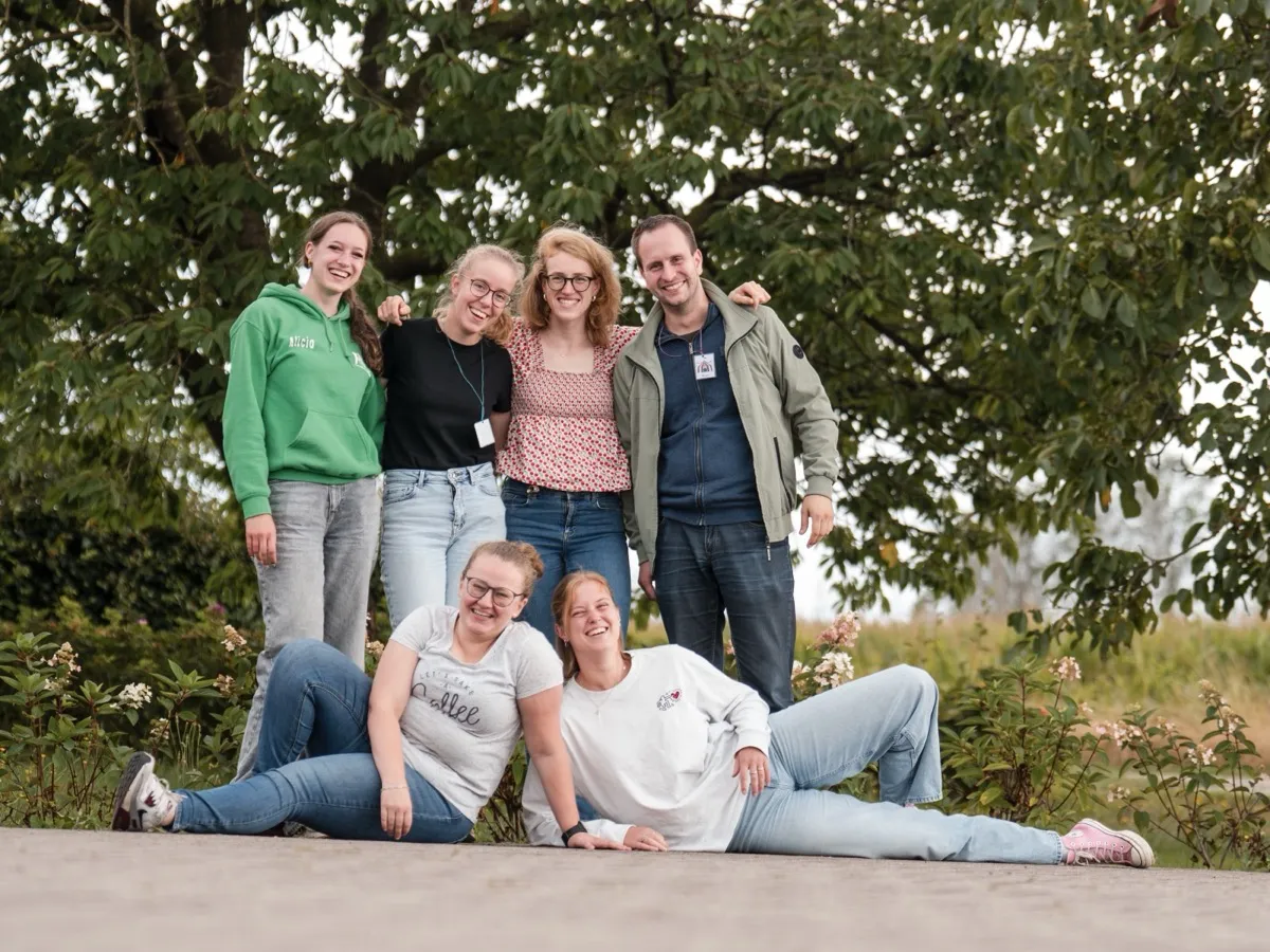 Vrijwilligers van Stichting Wigwam samen op de foto