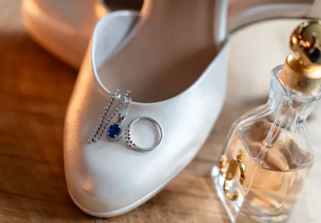Bruidsschoenen met ring en ketting op de trouwdag