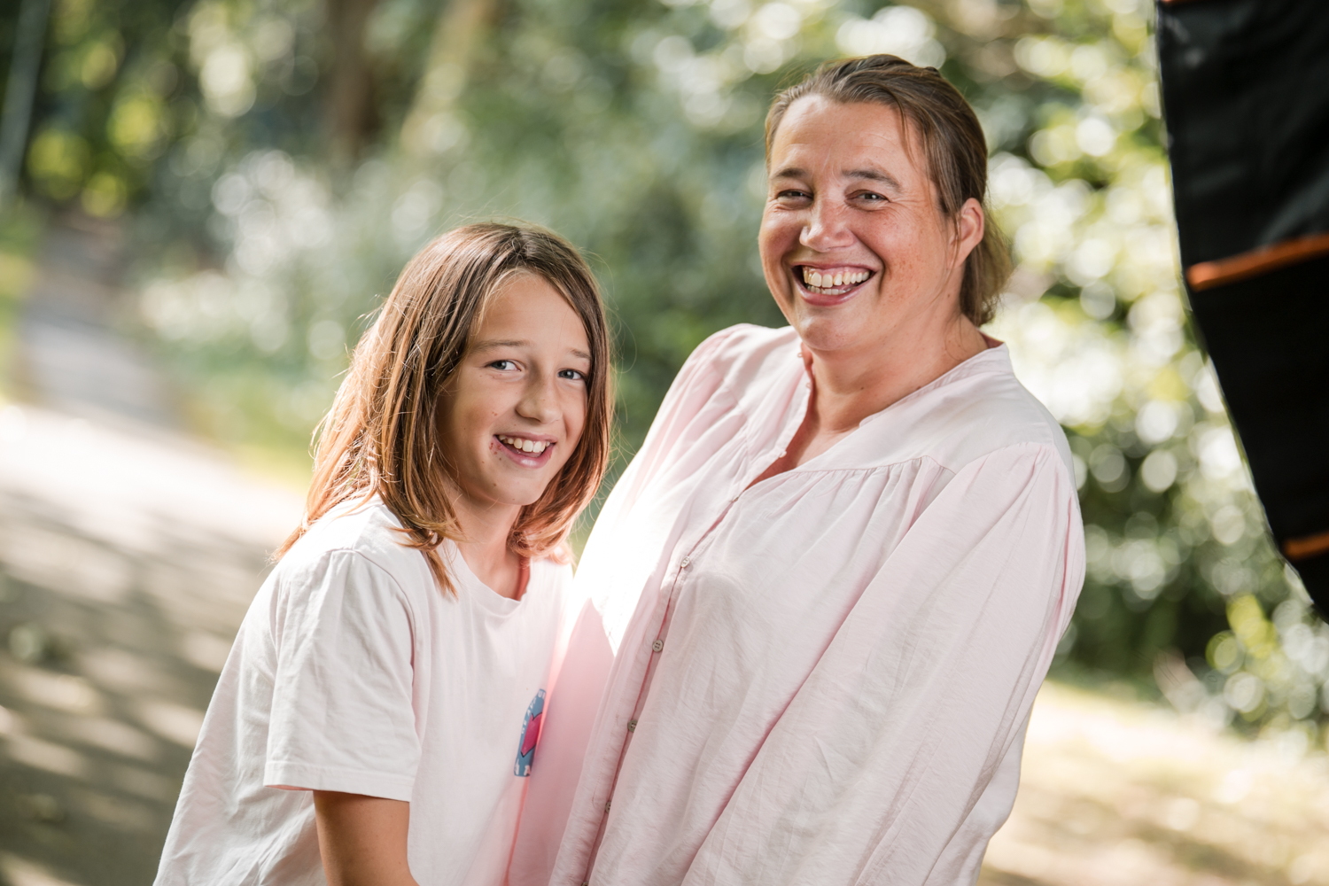 Moeder en dochter lachend samen in het zonlicht