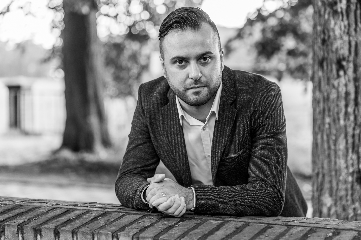 Zakelijk portret ondernemer, rustige uitstraling in neutrale setting