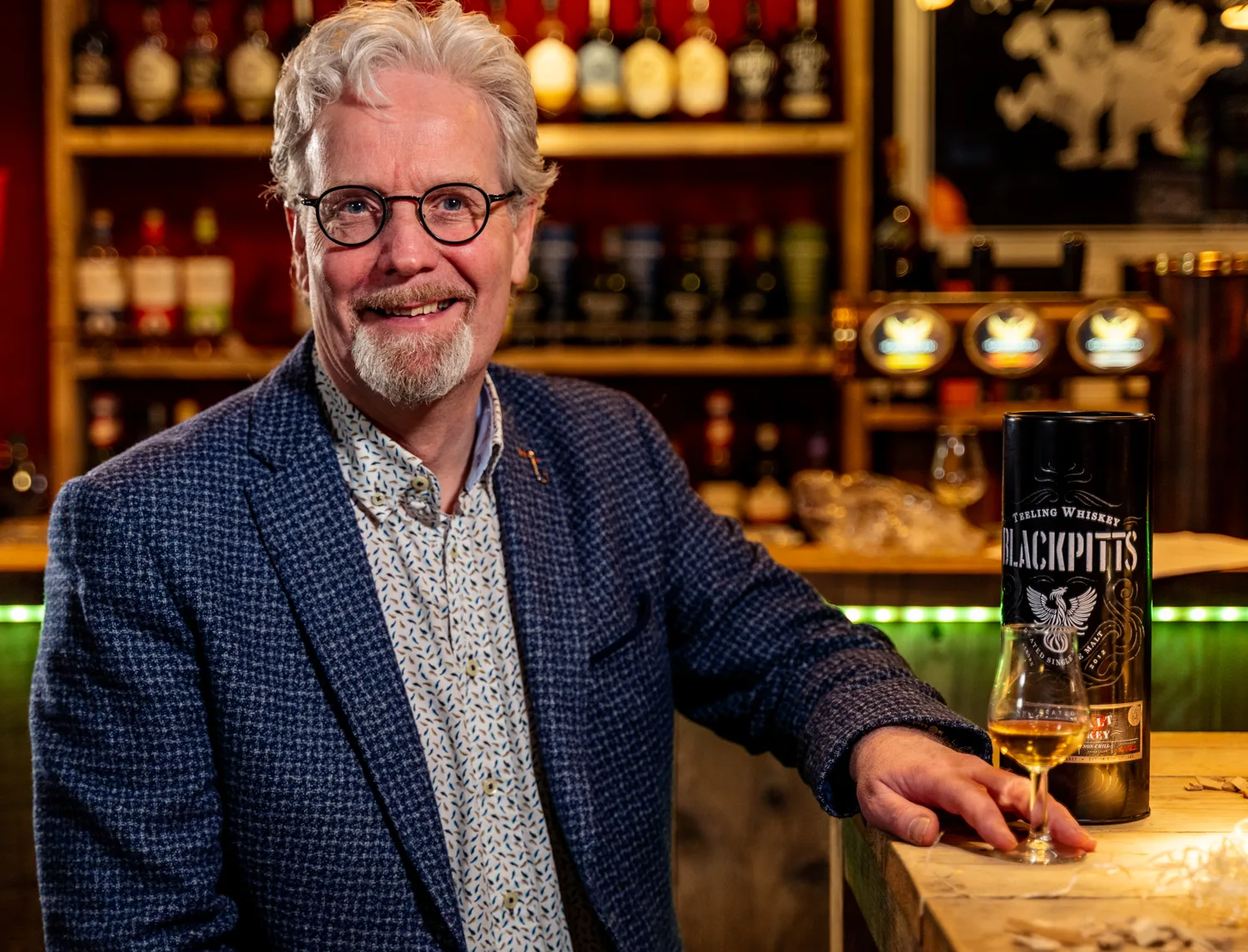 Zakelijk portret in werkomgeving, dynamisch en professioneel