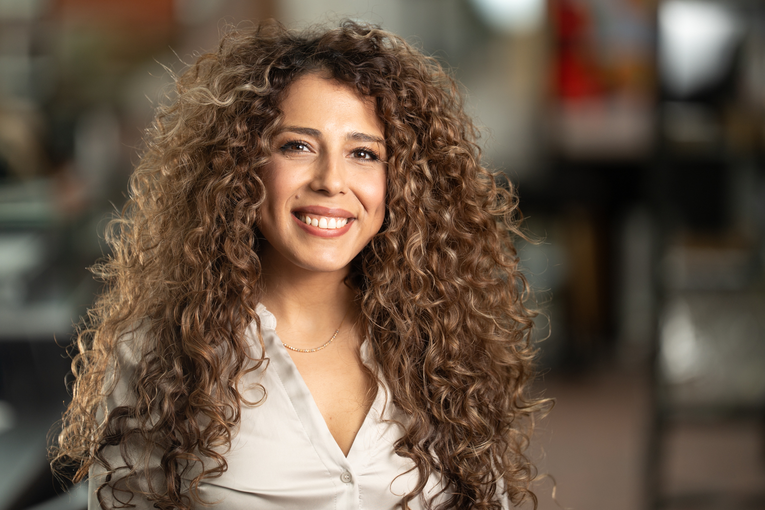 Studio portret met donkere achtergrond, krachtige uitstraling