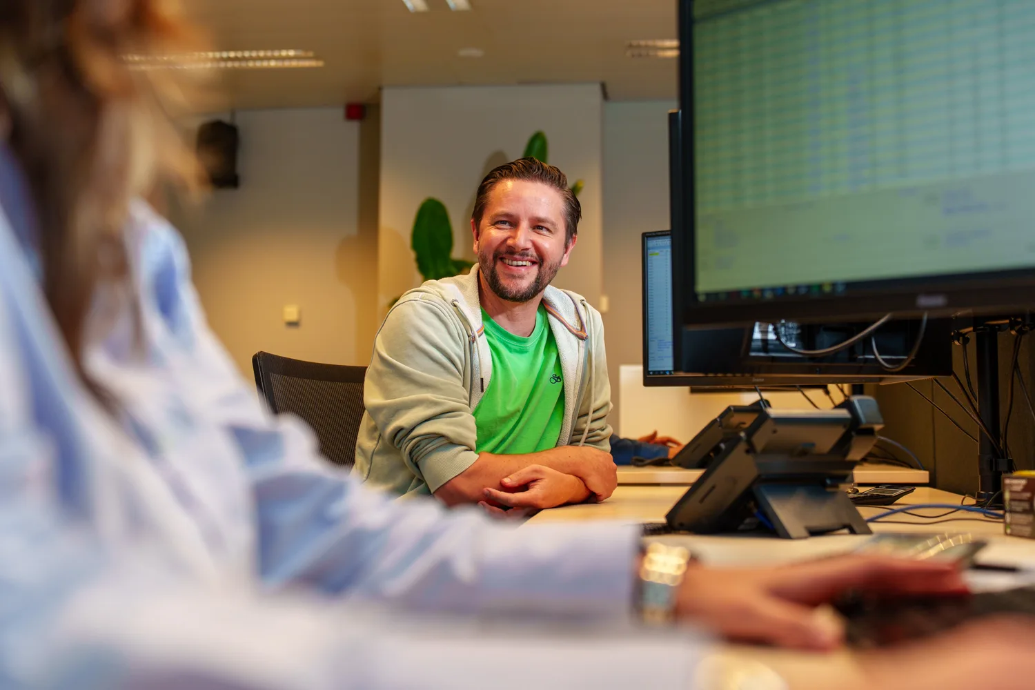 Zakelijk portret buiten met stedelijke achtergrond