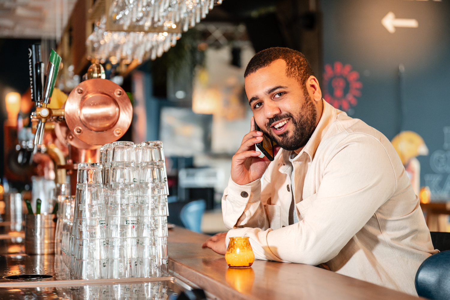 Personal branding portret, zachte belichting en warme tonen