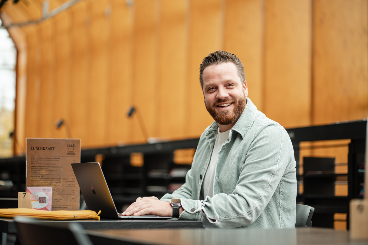 Headshot ZZP'er, open en vriendelijk, geschikt voor social media