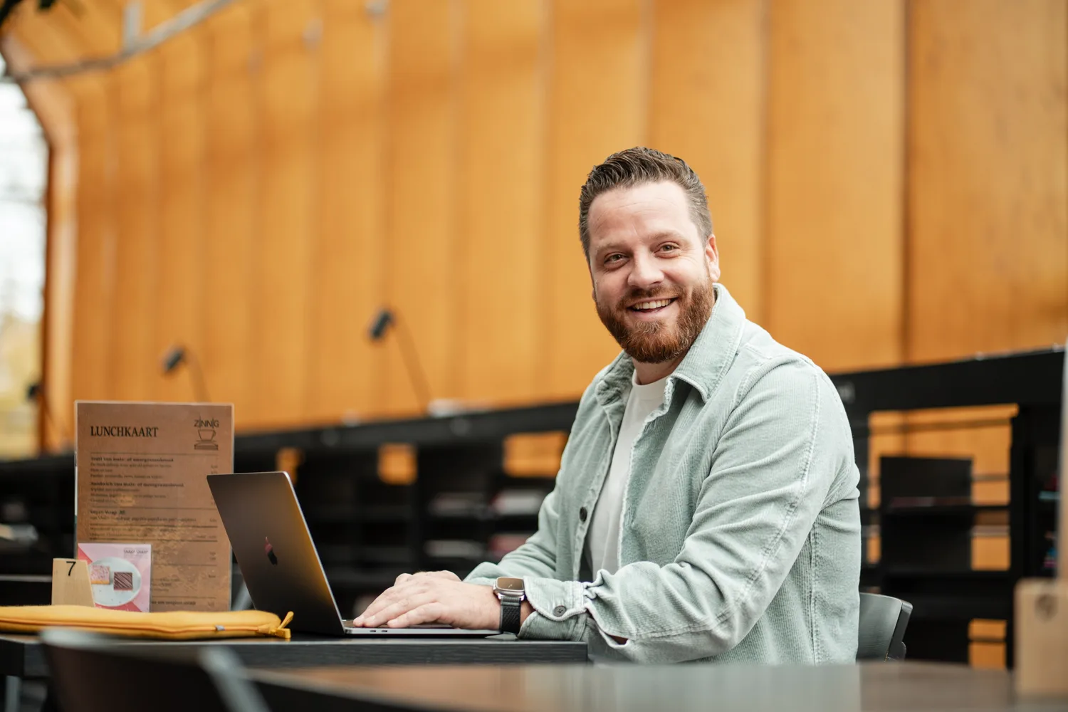 Headshot ZZP'er, open en vriendelijk, geschikt voor social media