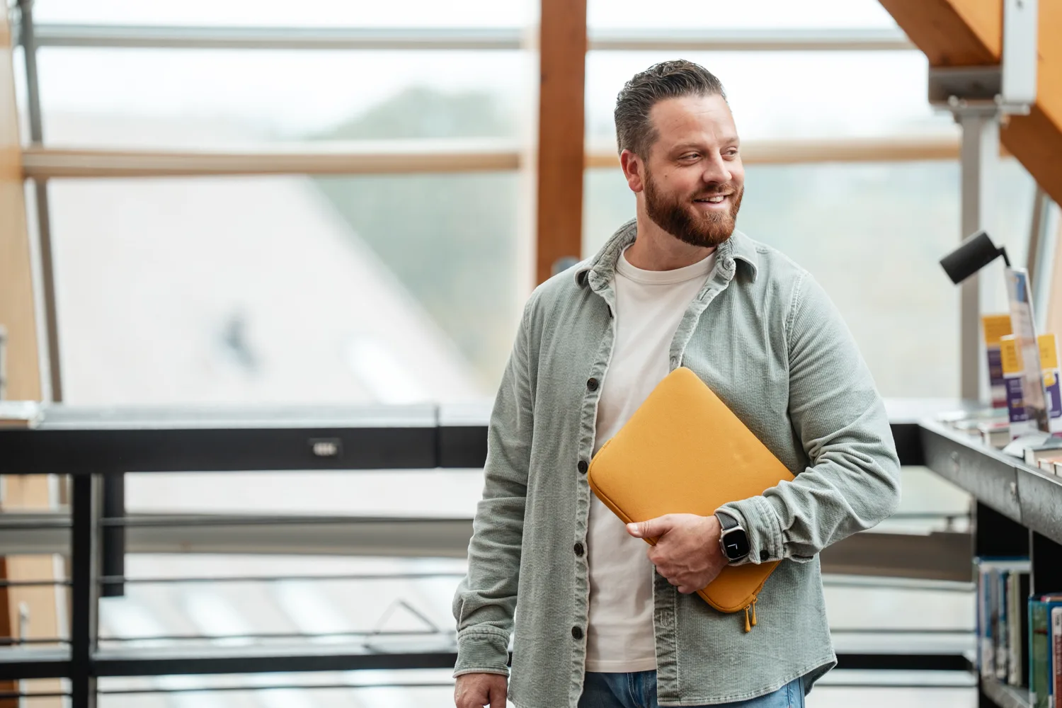 Personal branding portret, sterk gebruik van licht en schaduw