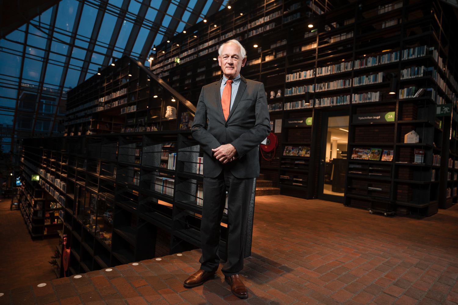 Zakelijk portret buiten in Rotterdam, stedelijke achtergrond